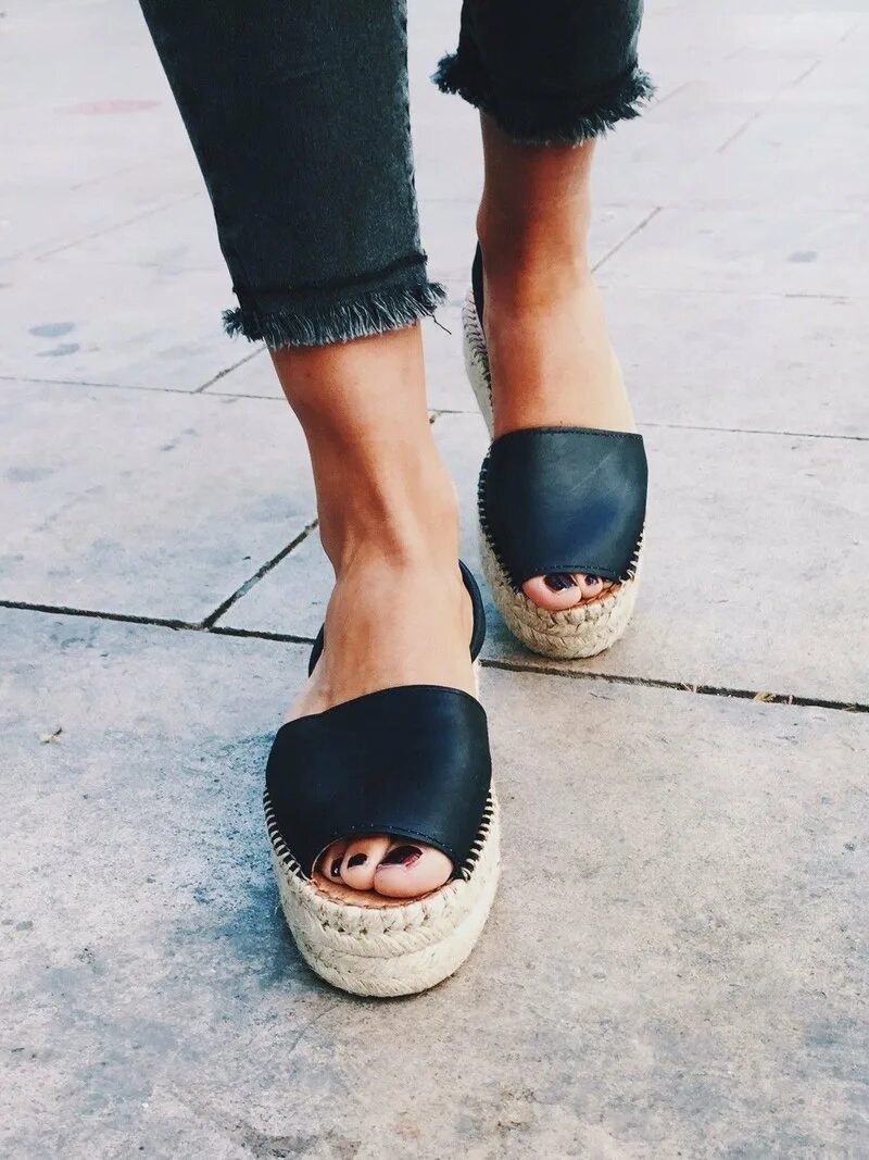 Шлепанцы со стразами. Грубые шлепки. Шлепки на платформе. Сланцы рандеву. Сандали эрмес сандалии.