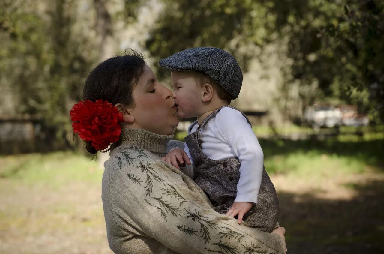 Про маму два сына. Мом son kiss. детский поцелуй. поцелуй матери и сына. мать с ребенком.