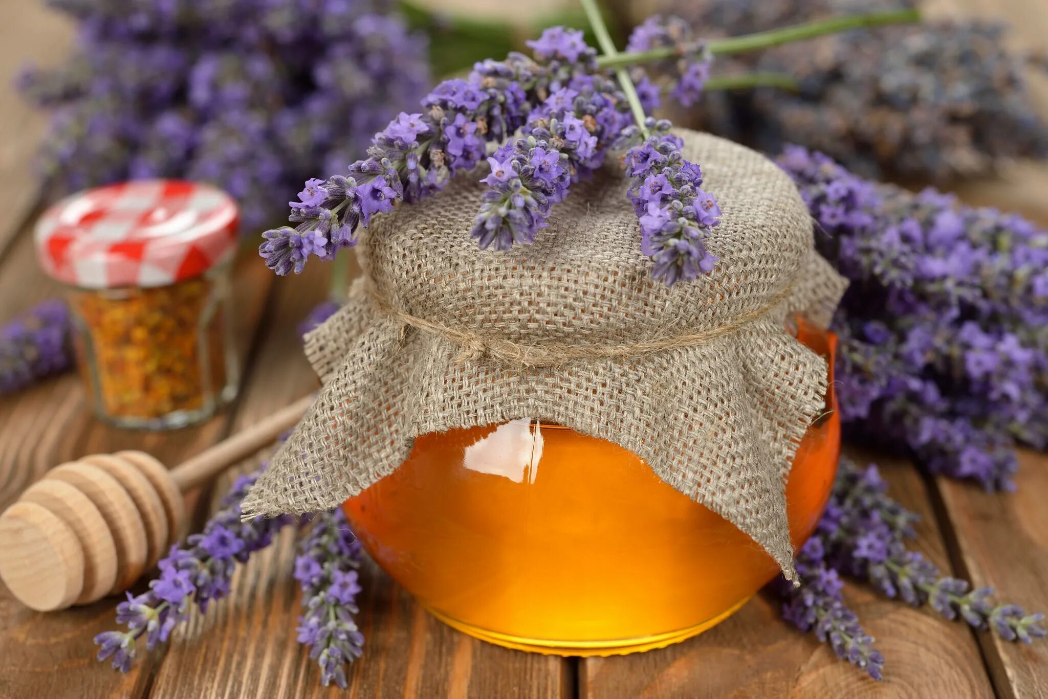 Лаванда цветы полезные свойства. Лавандовый мед. Лавандовый мёд. Лаванда и мёд. Мед из лаванды.