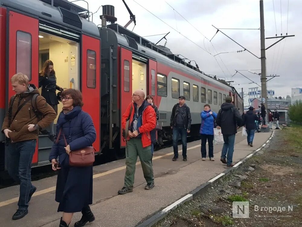 Станция кустовая нижний новгород. Электричка дзержинск кустовая. Поезд ласточка до нижнего новгорода. Электричка дзержинск нижний. Поезд адлер москва новогодний.