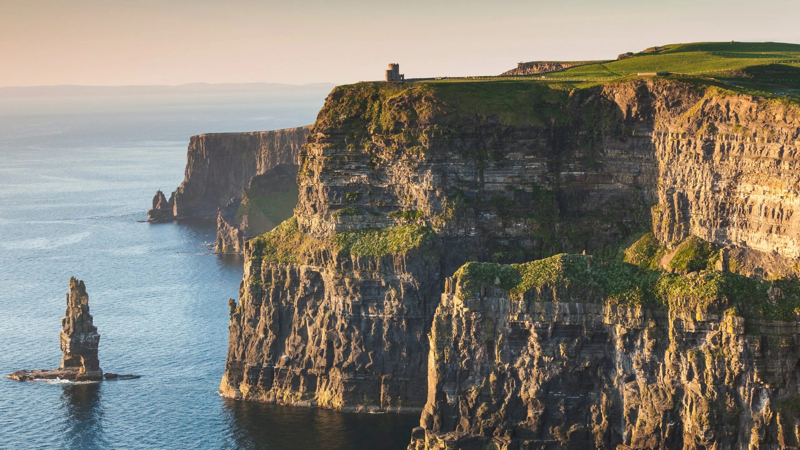 Клиф какого. Cliffs of Moher Ирландия. Скалы мохер, графство Клэр, Ирландия. Скалы мохер Ирландия. Утёсы мохер Ирландия скала птиц.
