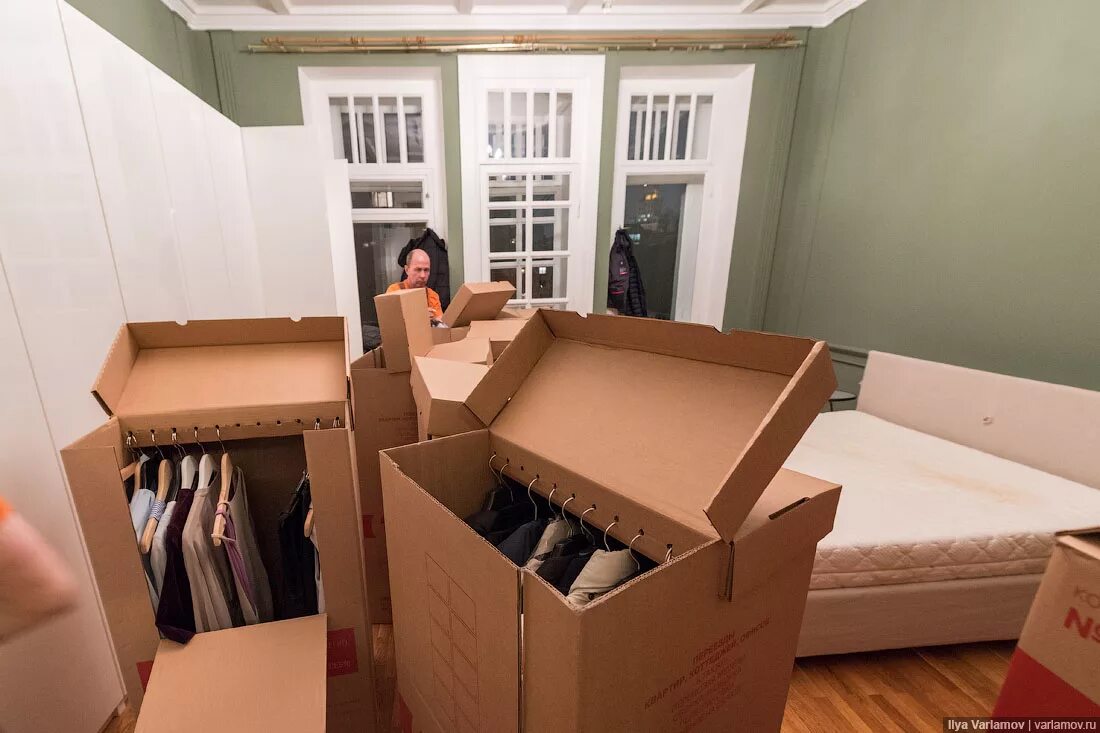 Перевоз квартиры. Собранные вещи в квартире. Коробки в квартире. Квартирный переезд. Собираем вещи в коробки для переезда.