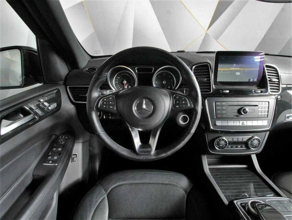 Mercedes gls 350. Мерседес-Бенц GLS 350d. Mercedes GLS 350d 2017 салон. Мерседес GLS 350d 2019 салон. GLS 350d салон.