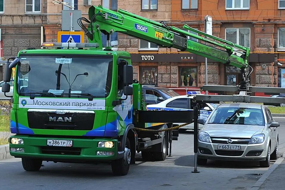 Служба эвакуации автодруг. Эвакуатор. Московский эвакуатор. Эвакуация автомобиля. Эвакуатор парковки.