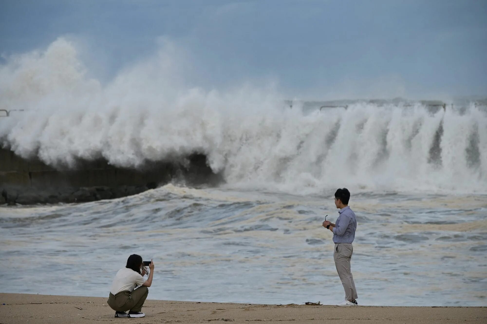 Волна Тайфун. Бежать от волн. Тайфун фото с берега. 2020 Veloce Typhoon s.