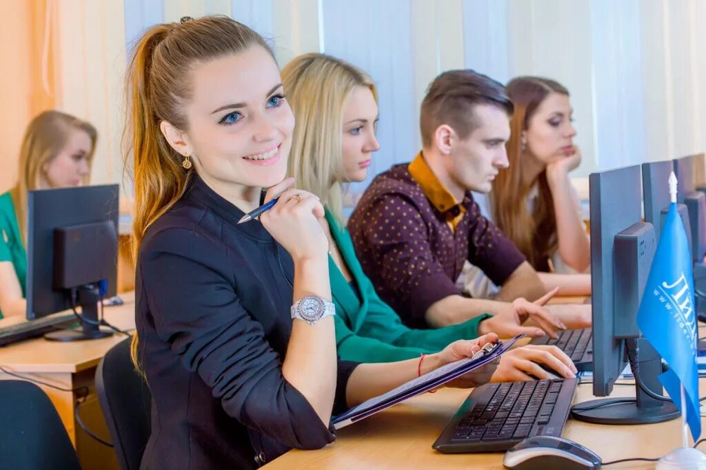 Графический дизайнер. Университет компьютерные курсы. Компьютерные курсы для начинающих. Старшеклассники за компьютером в школе. Студент с компьютером.