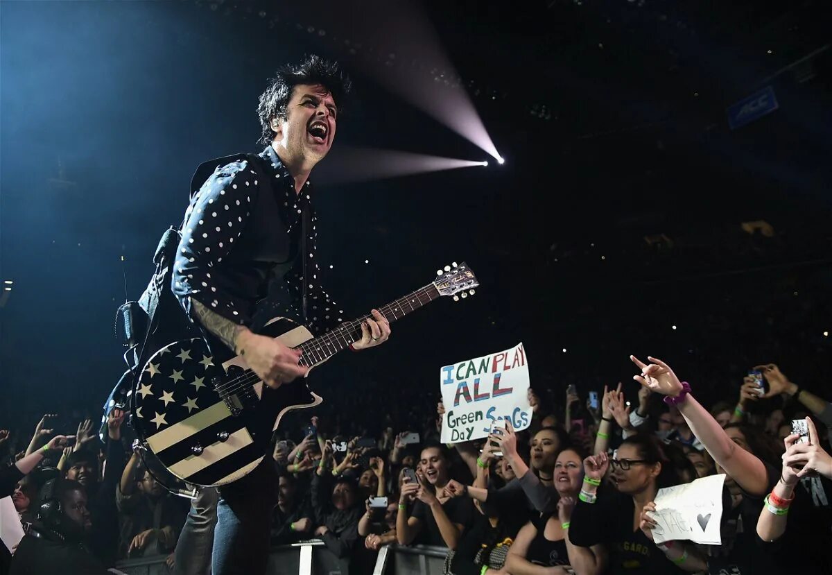 One more day live. Билли Джо Армстронг. Группа Green Day. Green Day солист. Billie Joe Armstrong 2021.