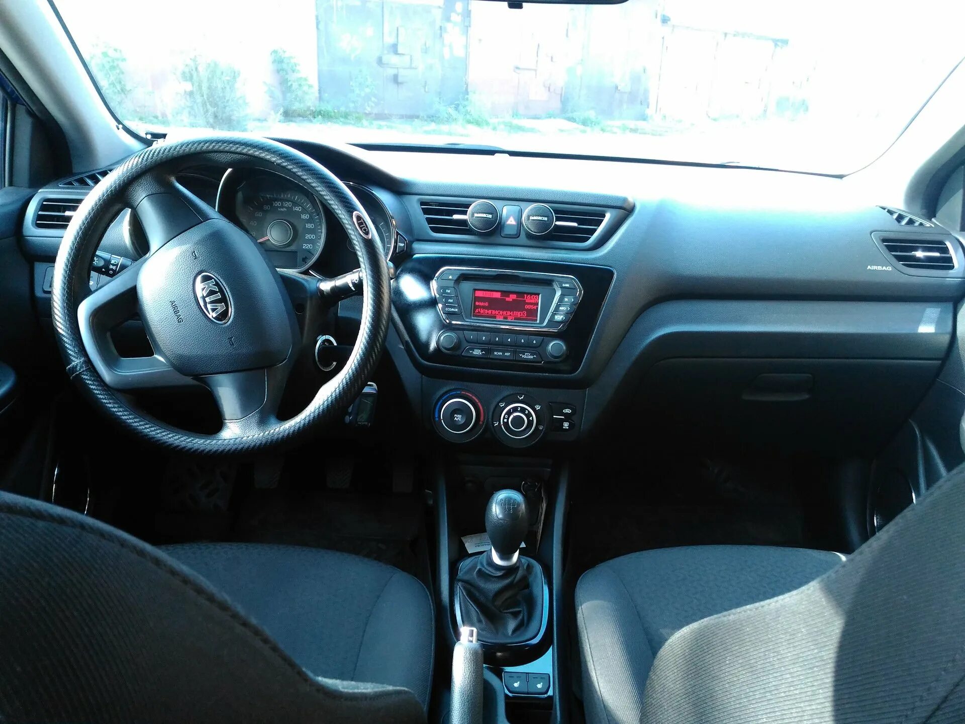 Литр рио. Kia rio 3 салон. киа рио 2013 салон. kia rio 2013 хэтчбек салон. киа рио 3 салон механика.