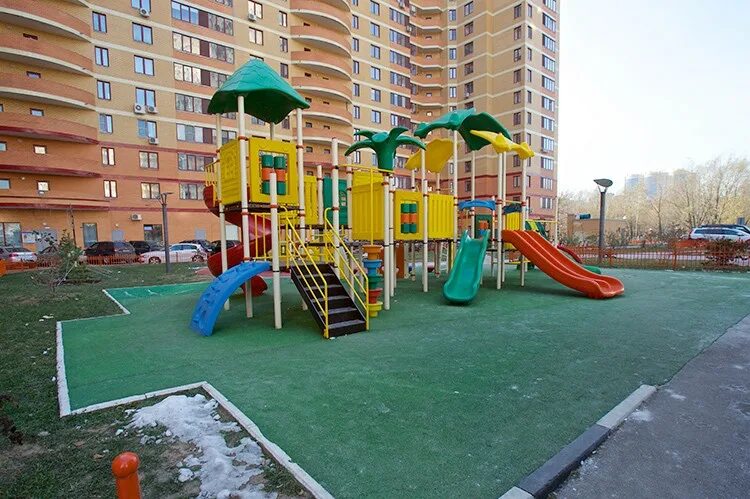 Московская область реутово 3. Реутов дворик. Молодёжная улица реутов детская площпдка. Детские площадки в железнодорожном московской области. Реутов дворик.