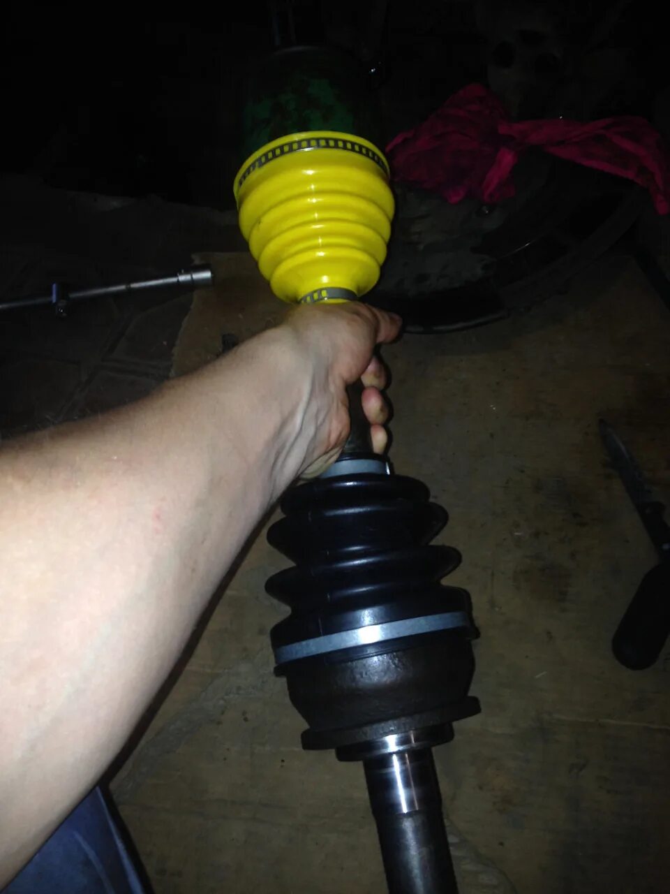 Пыльник на митсубиси паджеро 4. Замена пыльника шруса митсубиси. Замена пыльника шруса митсубиси. Пыльник гранаты наружней паджеро спорт 2. Шрус паджеро спорт 1.