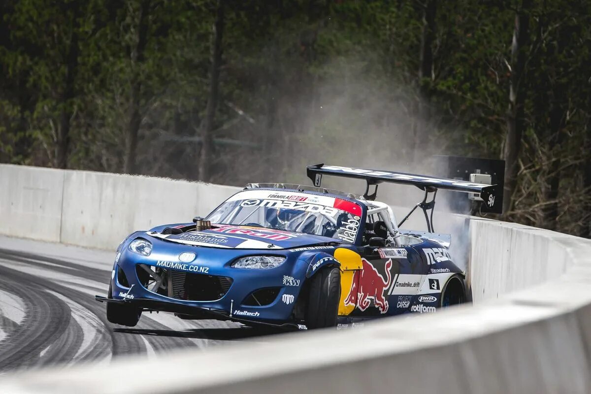 Mike drift. Mazda mx5 mad mike. mazda mx5 red bull. mike whiddett. mazda mx-5 дрифт.