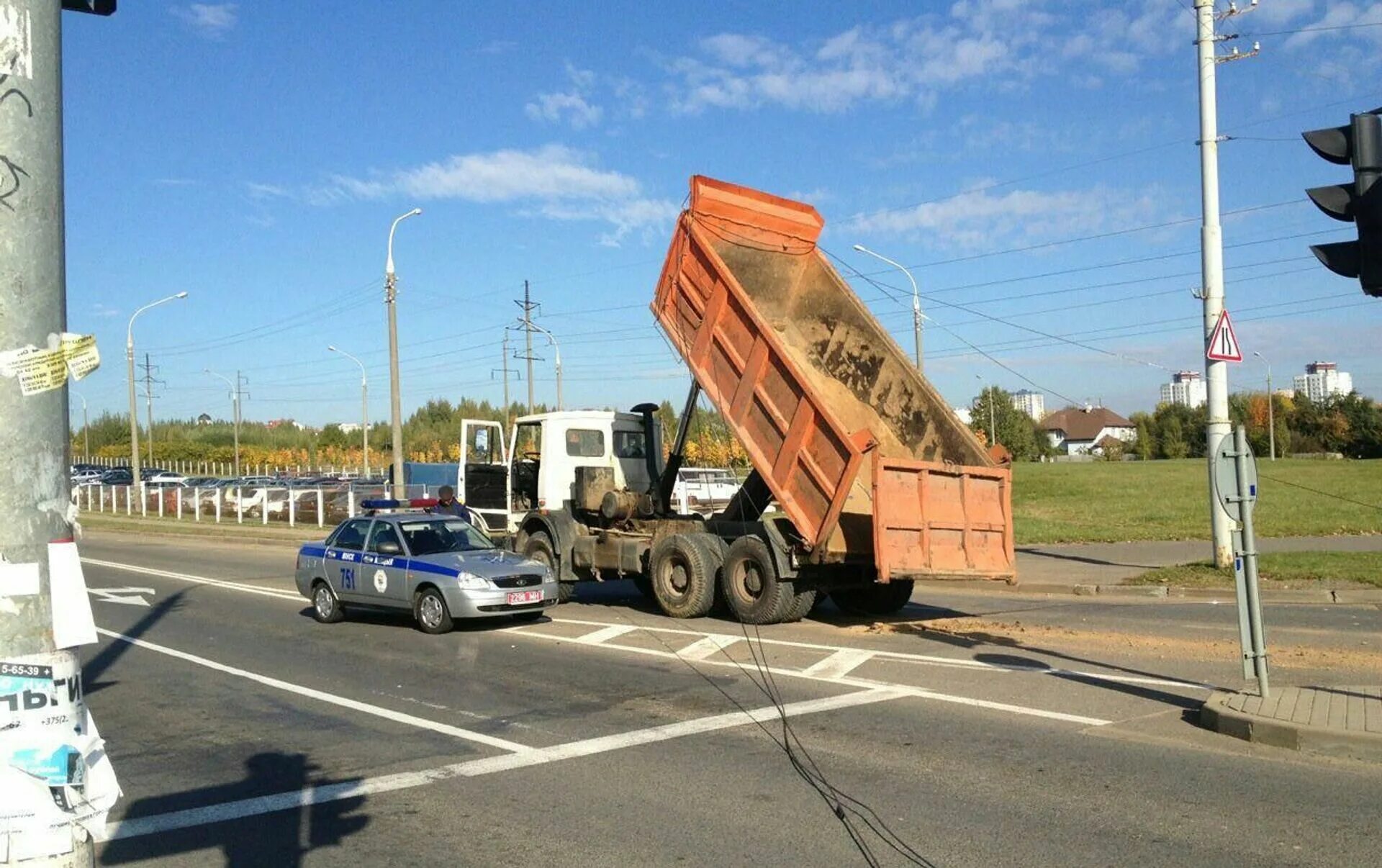 Грузовики минск. Грузовик с поднятым кузовом. Оборвала провода грузовик с поднятым кузовом.