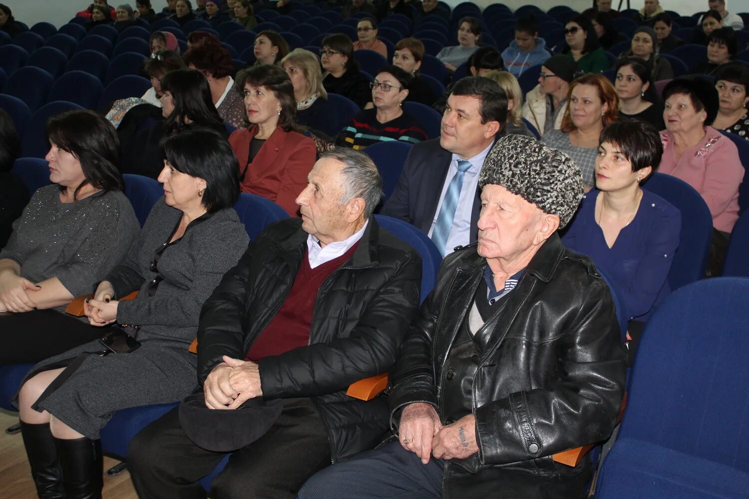 Погода в ауле урупском. Аул кызыл уруп. Дом культуры аула урупского. Погода в ауле урупском. Мечеть в ауле урупском.