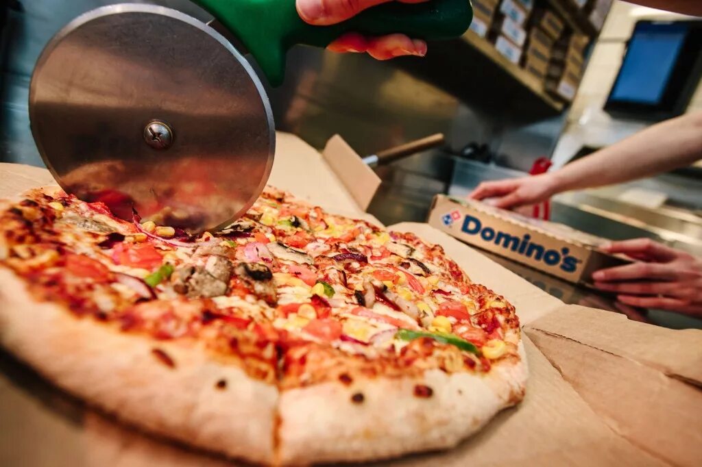 Пицца домино заказать с доставкой. Доминос пицца Тбилиси. Domino's pizza пицца. Пицца Пай Доминос.