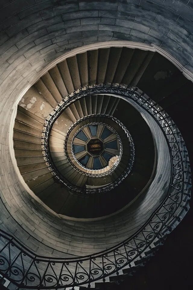 Башня ступенька. Стершиеся каменные ступени. Винтовая лестница в башне замка. Винтовая лестница в замке. Средневековая винтовая лестница.