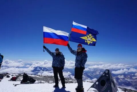 Эльбрус флаги на вершине