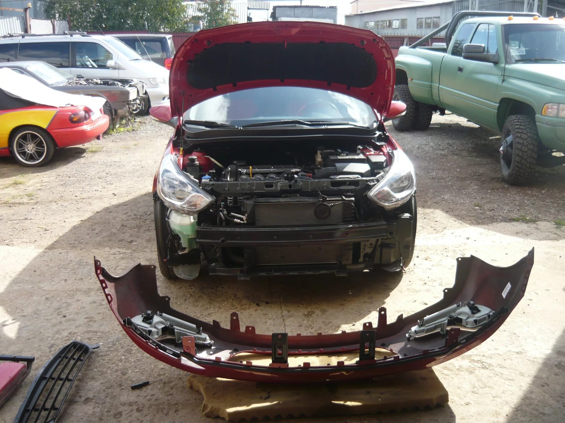 Замена передних решеток радиатора - Hyundai Solaris Hatchback, 1,6 л, 2011 года 