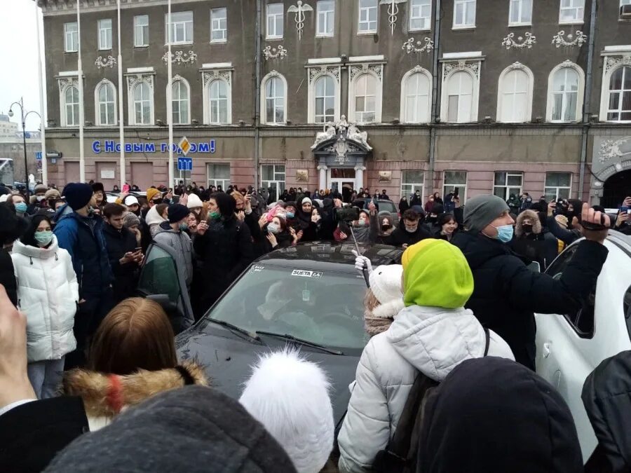 Митинг ук. Митинг Навального 23 января 2021 Саратов. Навальный митинг Саратов. Сторонники Навального. Митинг Саратов несанкционированный.