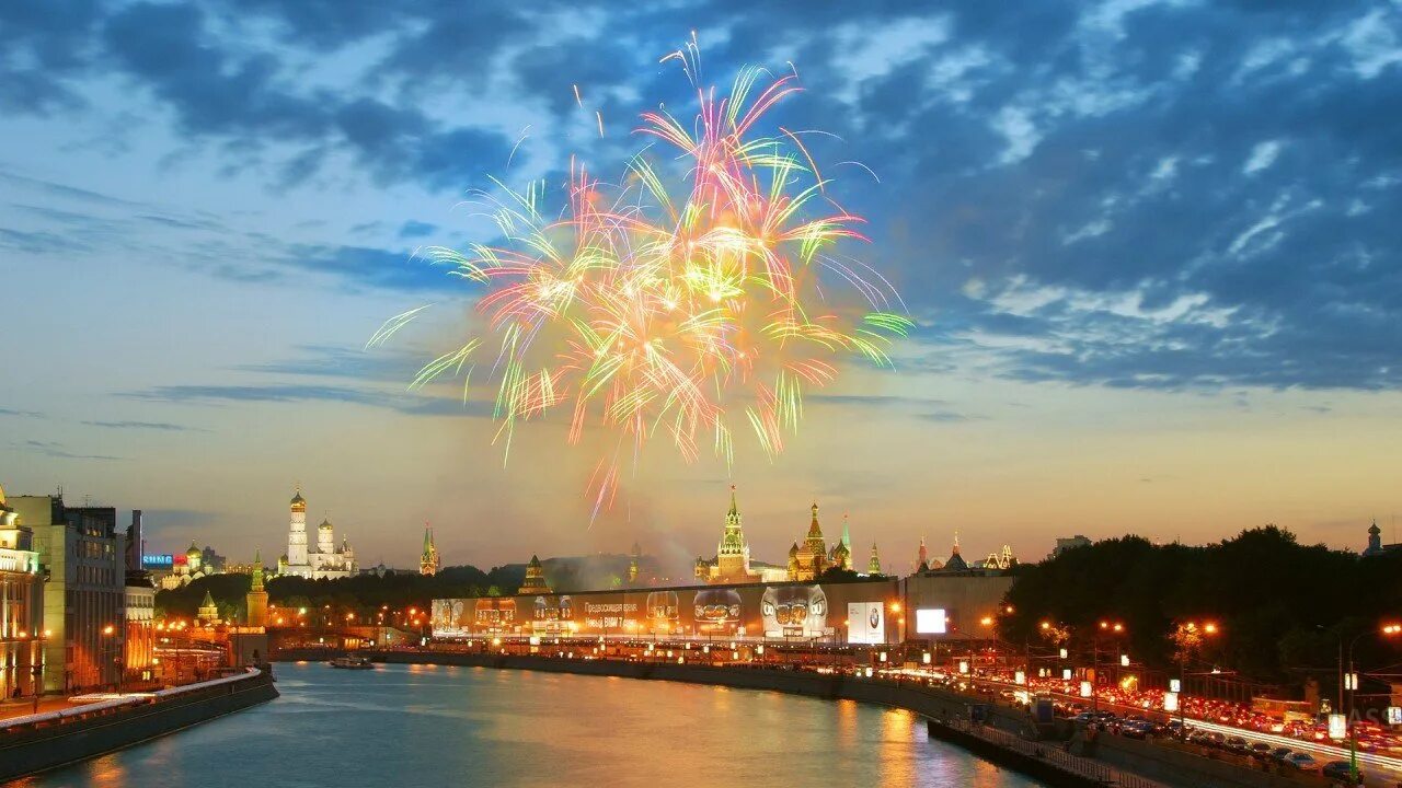 День победы в небе праздничный. Кремль салют. Салют "красная площадь". Салют с Москвы реки. Салют над Москвой рекой.