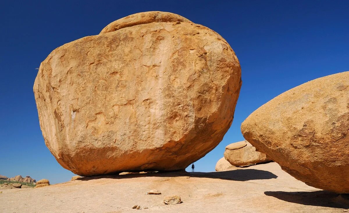 Огромный камень. Big Rocks. Девушка и огромный камень. Игнимбрит.