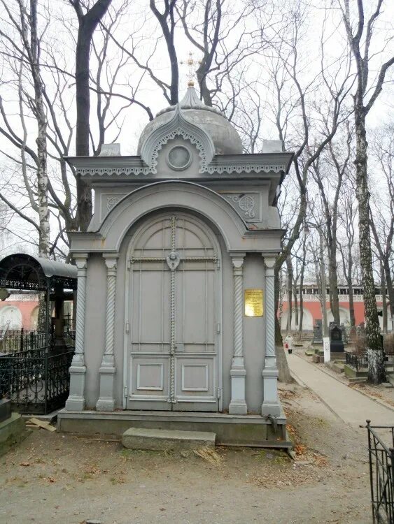 Усыпальница донской. Усыпальница левченко. Некрополь донского монастыря. Донской монастырь памятники. Надгробия донского монастыря.