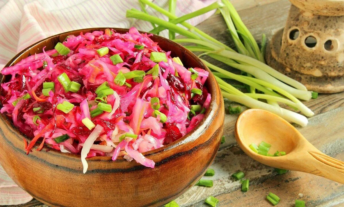 Сделать вкусную капусту со свеклой. Квашеная капуста со свеклой. салат из квашеных овощей. квашенная еапуста со свееклой. капуста со свеклой каашенная.