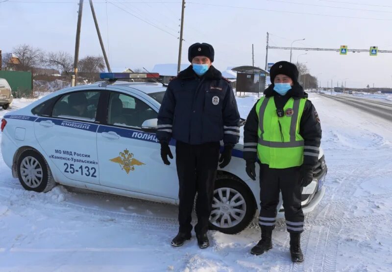 Инспектор Каменск Уральский в ГАИ. Инспектор ДПС Каменск Уральский. ДПС Мишкино. Инспектор ДПС оказывает помощь. Доверия гаи