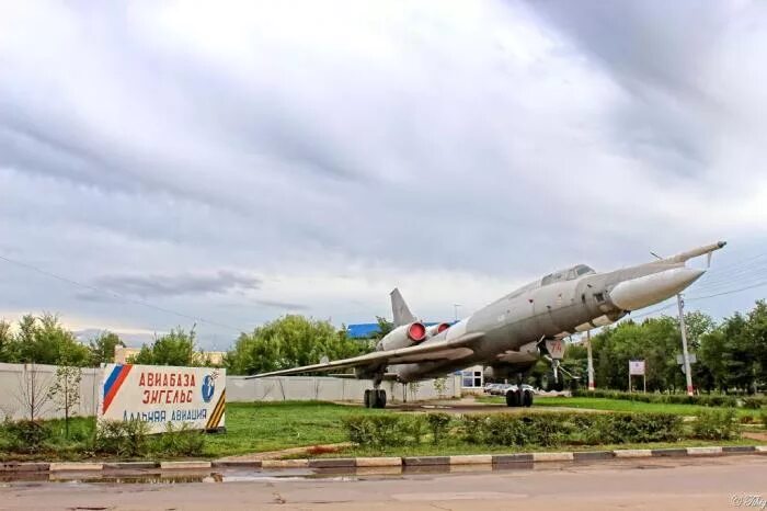 Памятник самолет ту 16 в г Энгельс. Ту 16 памятник в Энгельсе. Летка Энгельс самолеты. Энгельс военный городок. Энгельс 3 х