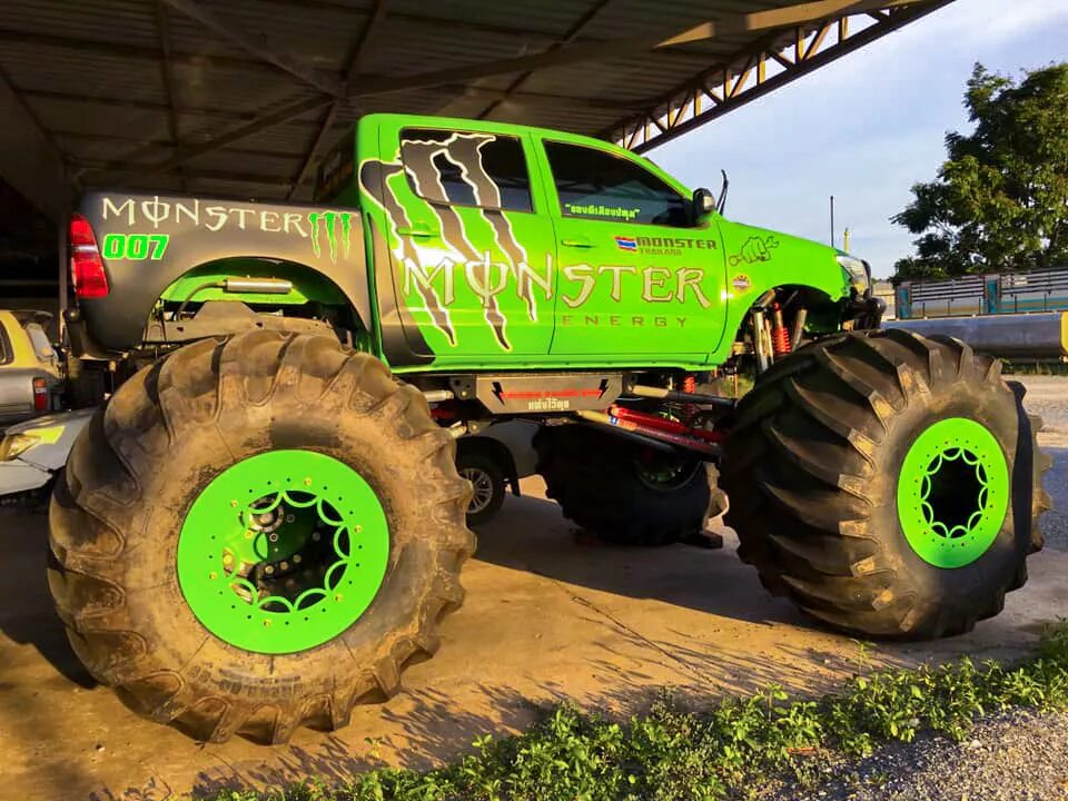 Бигфут машина монстртрэк. Сколько будет стоить м16 бигфут. Монстр трак bigfoot 5. Тойота сурф бигфут. Сколько будет стоить м16 бигфут.