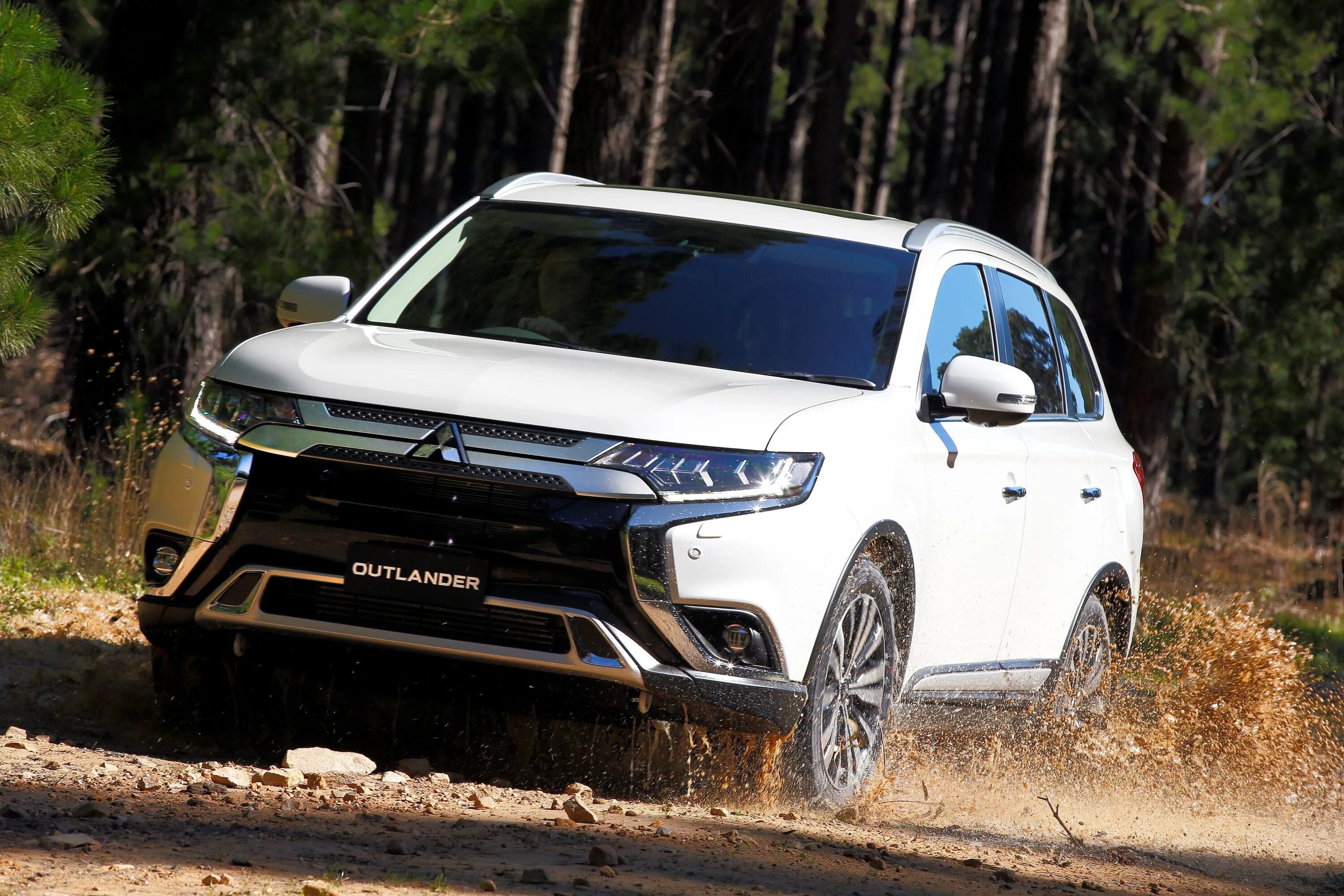 Новый mitsubishi outlander. Митсубиси аутландер2020. Mitsubishi Outlander 2020. Мицубиси Аутлендер 2020г. Новый Митсубиси Аутлендер 2020.