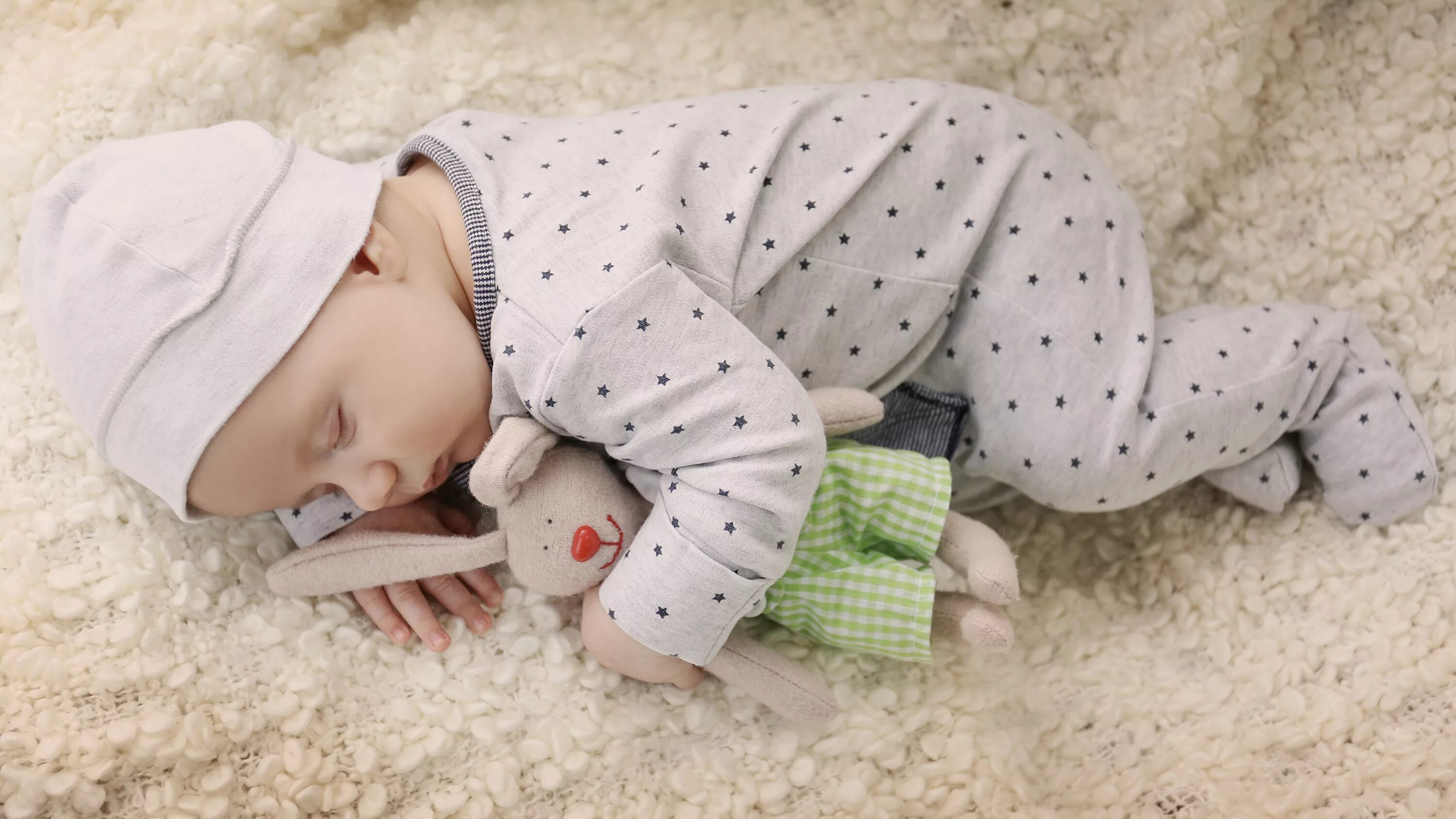 Спящий ребенок. Одежда для новорожденных детей. Спящие малыши.