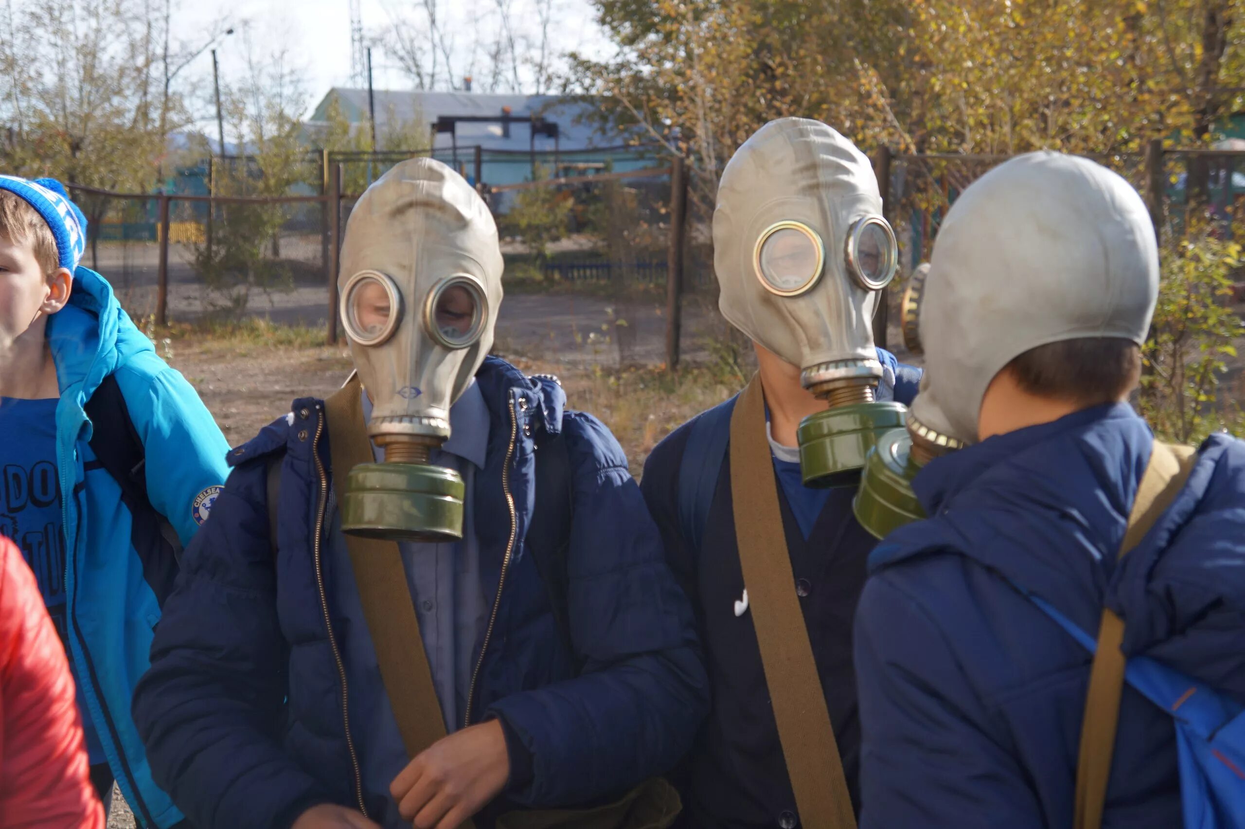 Надеть противогаз на пострадавшего. Гражданская оборона противогаз. одеть противогаз. противогаз одетый. чс противогаз.