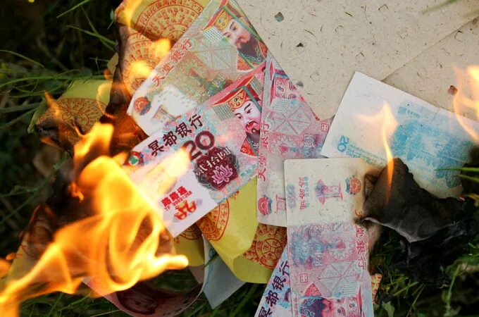 День поминовения усопших в китае. Китайские похоронные деньги. цинмин праздник в китае сжигание денег. китайские ритуальные деньги. китай сжигают бумажные деньги.