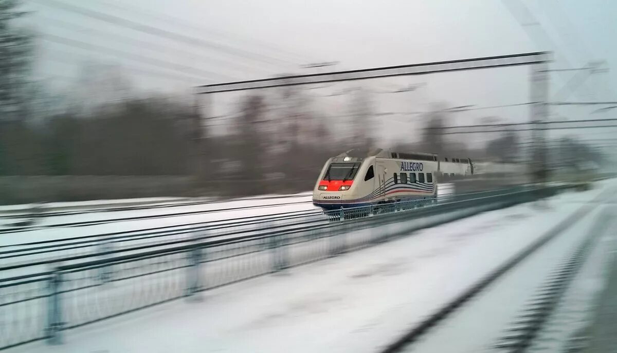 красивый поезд. красивый вид из поезда. поезд идет сегмейр гитара. поезд фон. железная дорога ночью.