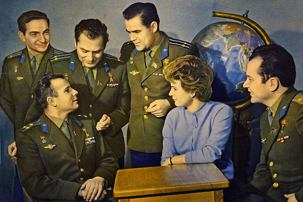 юрий гагарин в отряде космонавтов. валентина терешкова в отряде космонавтов. гагарин титов николаев попович. юрий гагарин отряд первых космонавтов. гагарин в отряде космонавтов 1960.