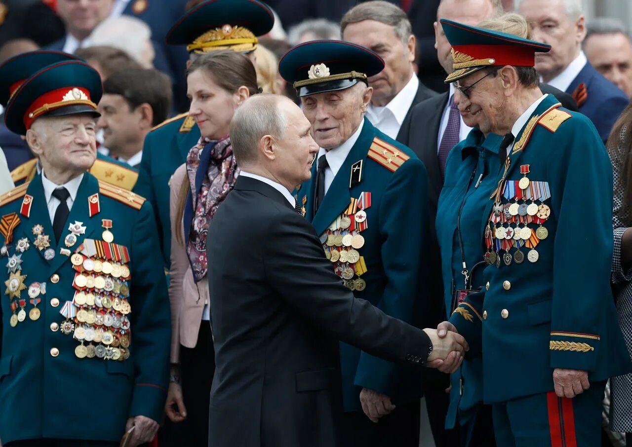Ветераны великой отечественной войны кыргызстан. Парад победы ветераны. Путин с ветеранами. Ветеран и солдат. Следующий день победы.