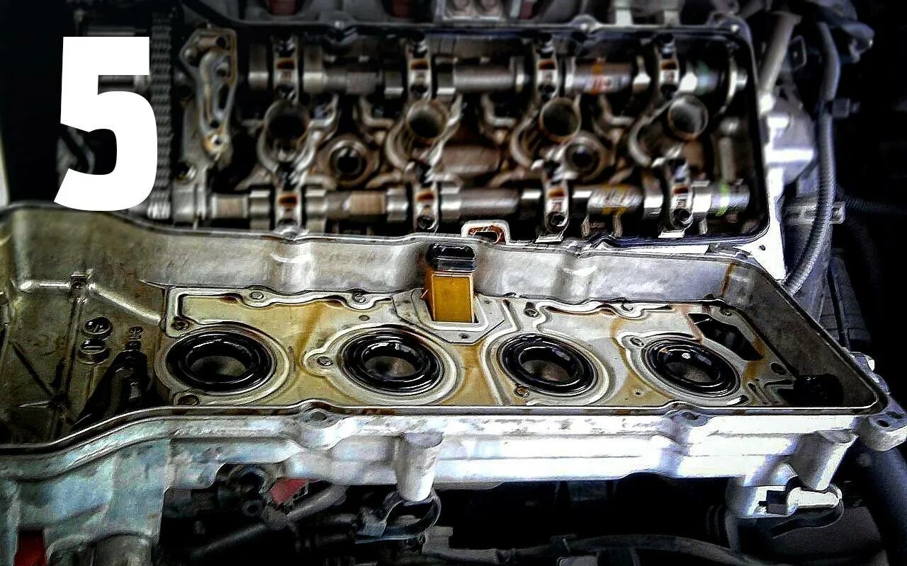 Двигатель жрет масло. Масляная пленка на деталях двигателя. Масло после капремонта двигателя. Мотор ест масло.