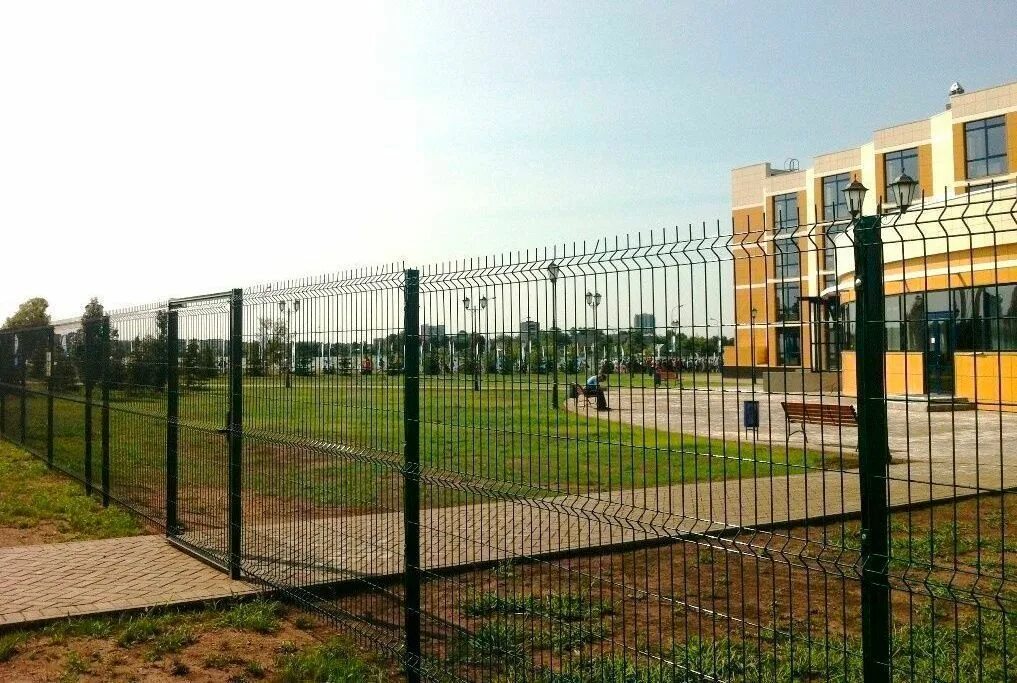 Забор металлический прозрачный. Металлическая изгородь. Промышленный забор. Ограждение территории. Ограждение территории.