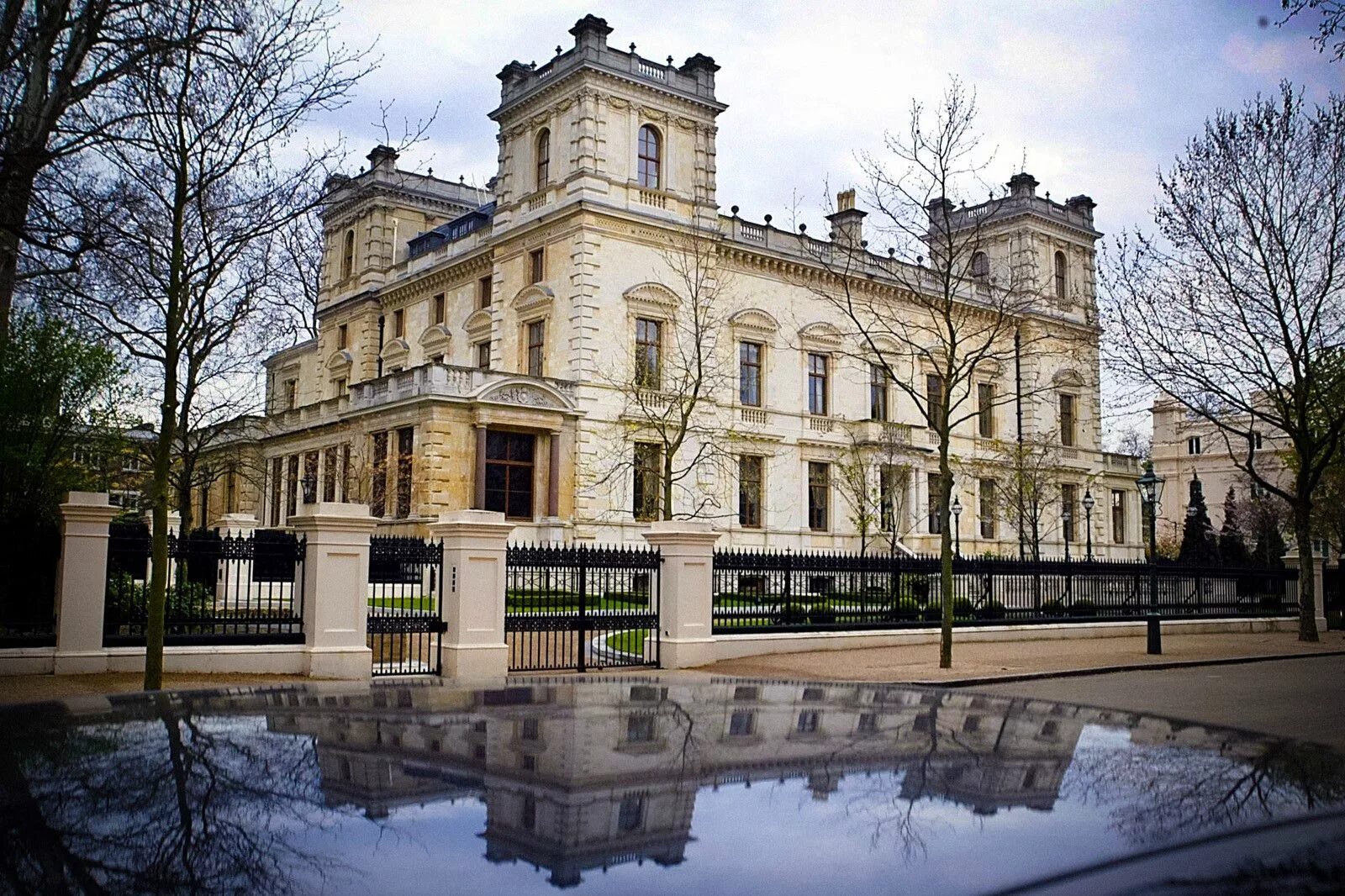 Особняк Kensington Palace Gardens. Кенсингтон особняк Абрамовича. Особняк Абрамовича в Kensington Palace Gardens. Дом абрамовича