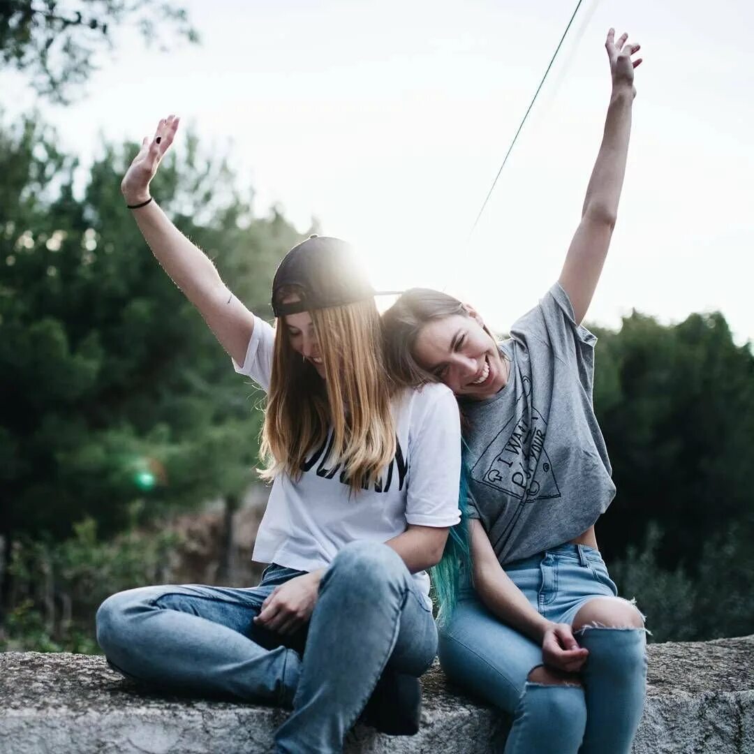 Как сделать фотографию с 2 человеками. Фотосессия подруг. Идеи для фотосессии с подругой. Фотосессия для подруг необычные. Фотосессия с лучшим другом.