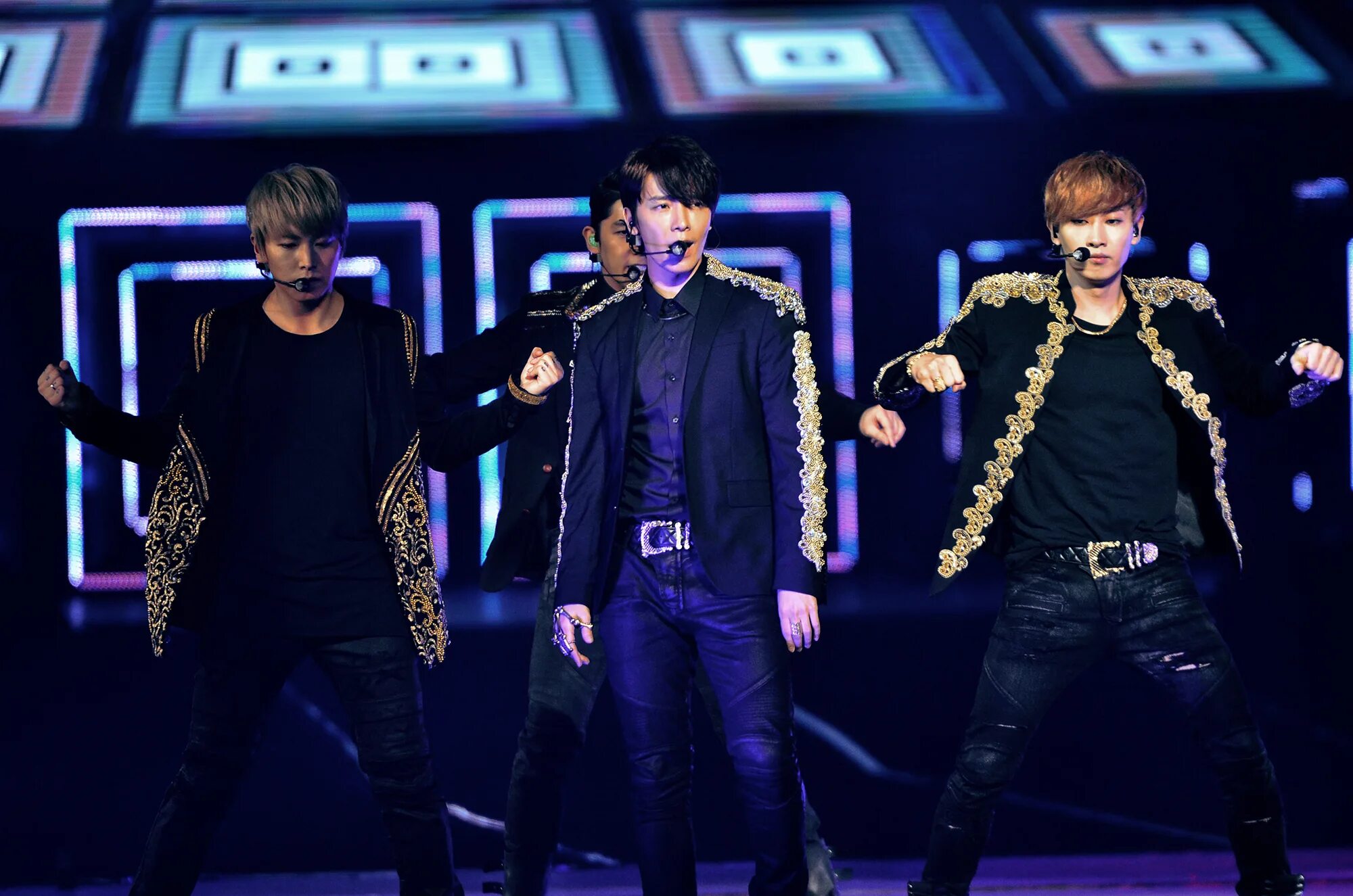 Шоу пение. Show 5. Новогоднее кабаре шоу. Шоу гранд парнас 11 декабря 2010. Артист шоу вокал.