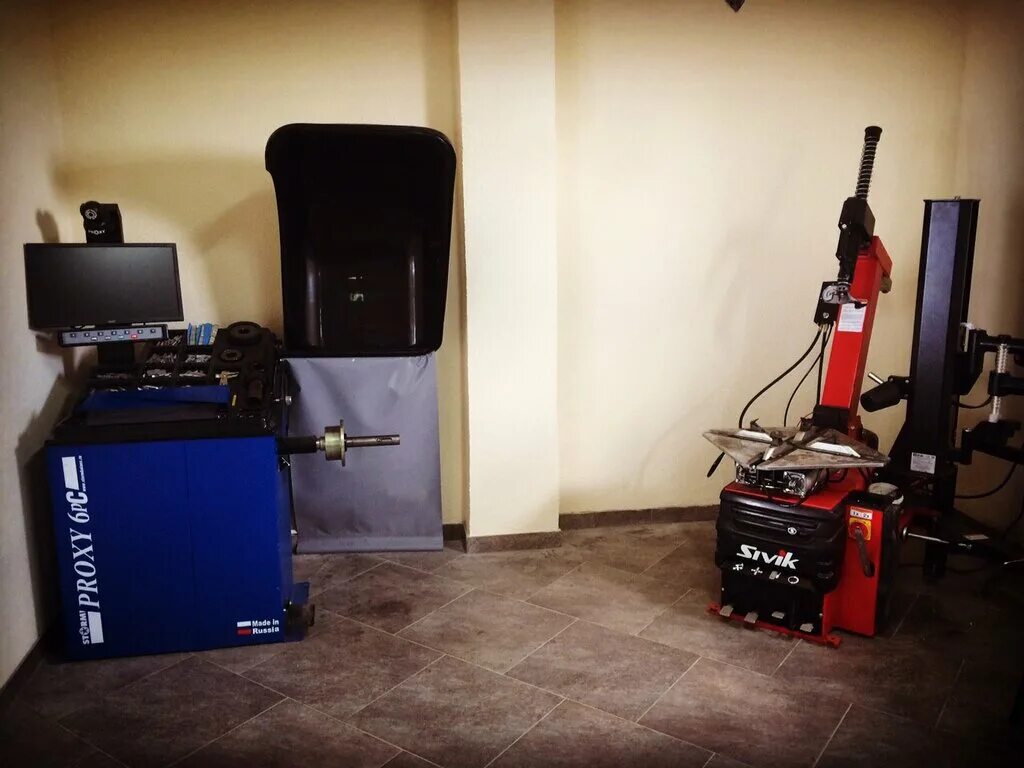 Грузовой шиномонтаж симферополь. Шиномонтаж рядом 24ч. Шиномонтажки круглосуточные омск. Трансшина симферополь резина ул глинки. Грузовой шиномонтаж симферополь.