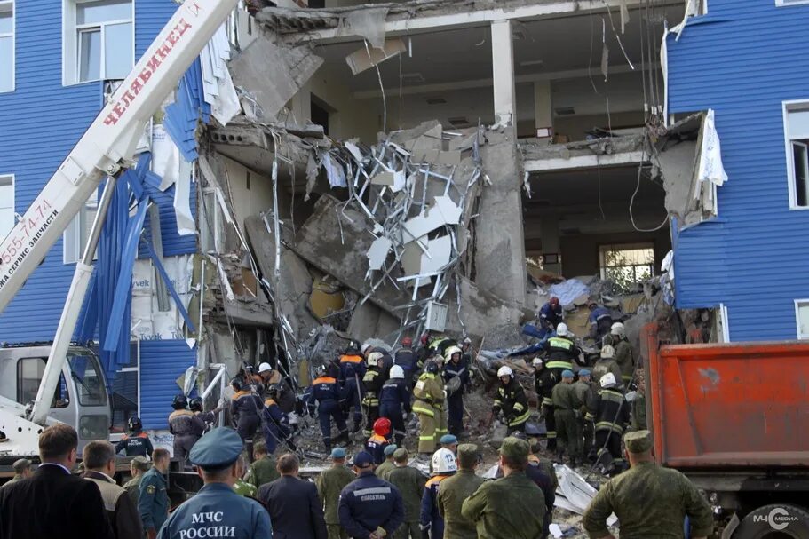 обвал казармы в омске 2015. 07. 242 учебный центр вдв омск обрушение казармы. обвал казармы в омске подробности. омск 2015 обрушение казармы.