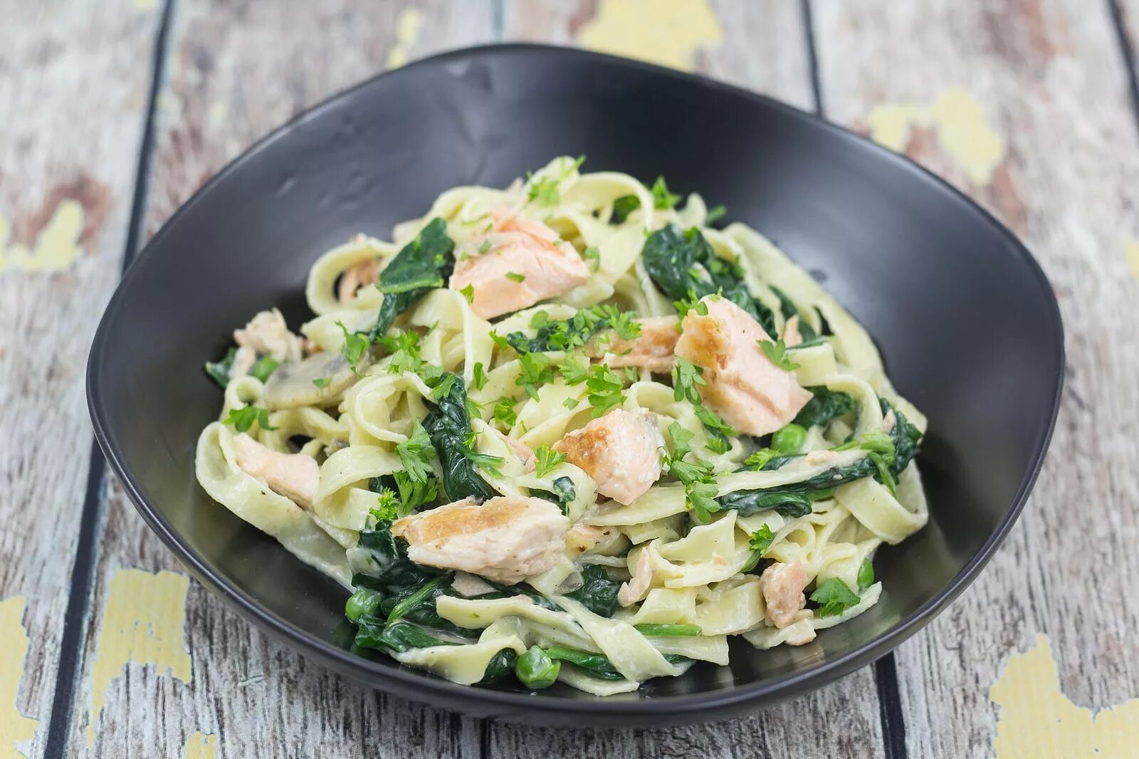 макароны со шпинатом в сливочном соусе. фетучини зеленые. паста со шпинатом. паста в слиочношпинатном соусе. фетучини и тальятелле.