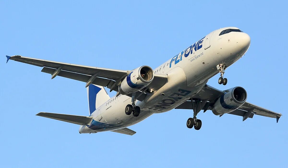 Флайоне. Airbus a 320 flyone Armenia. Эйрбас 320 flyone. Flyone a320 Airplane. Флайон Армения.