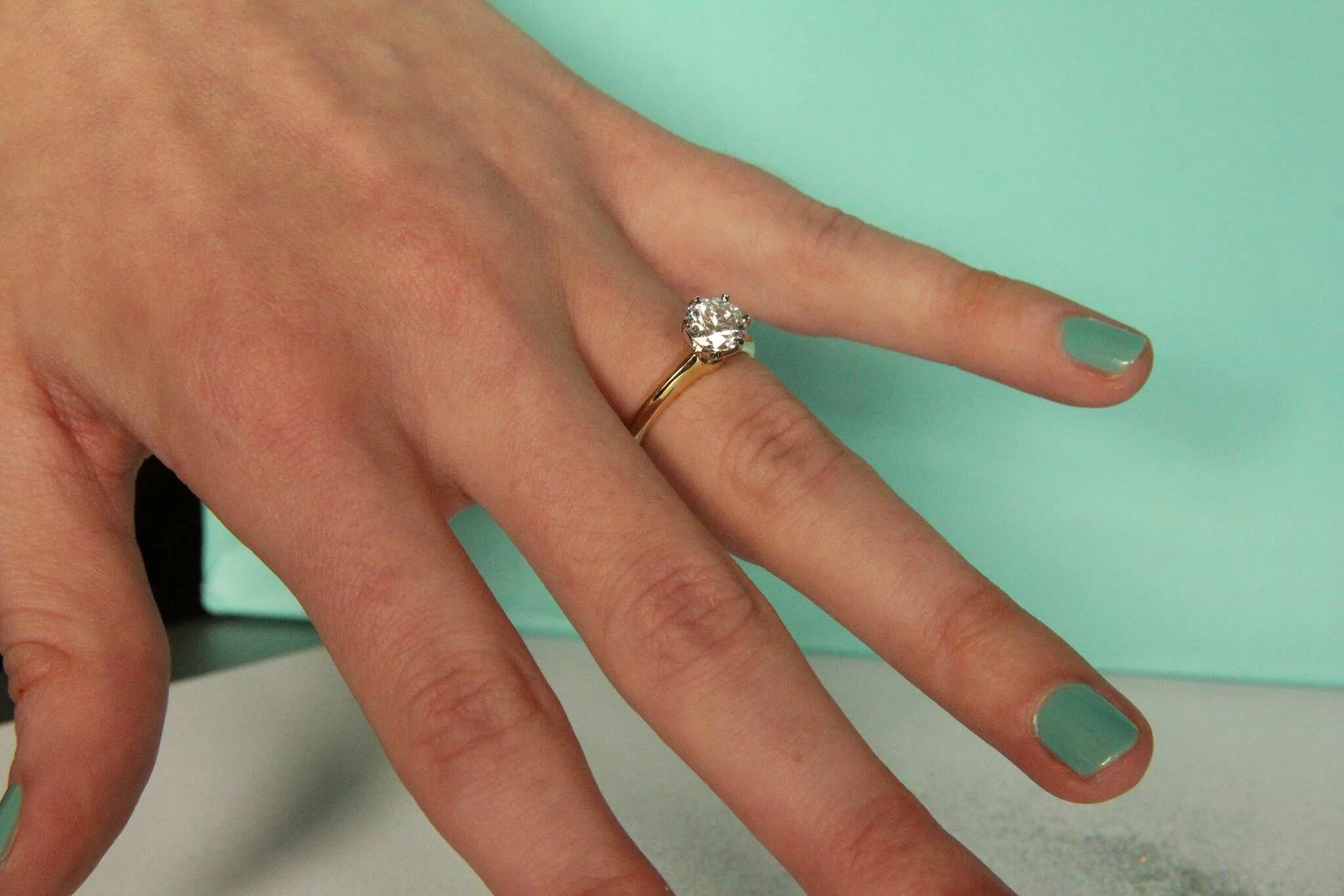 Кольцо на указательном пальце. Обручальное кольцо на пальце. Кольцо на безымянном пальце. Помолвочное кольцо на пальце.