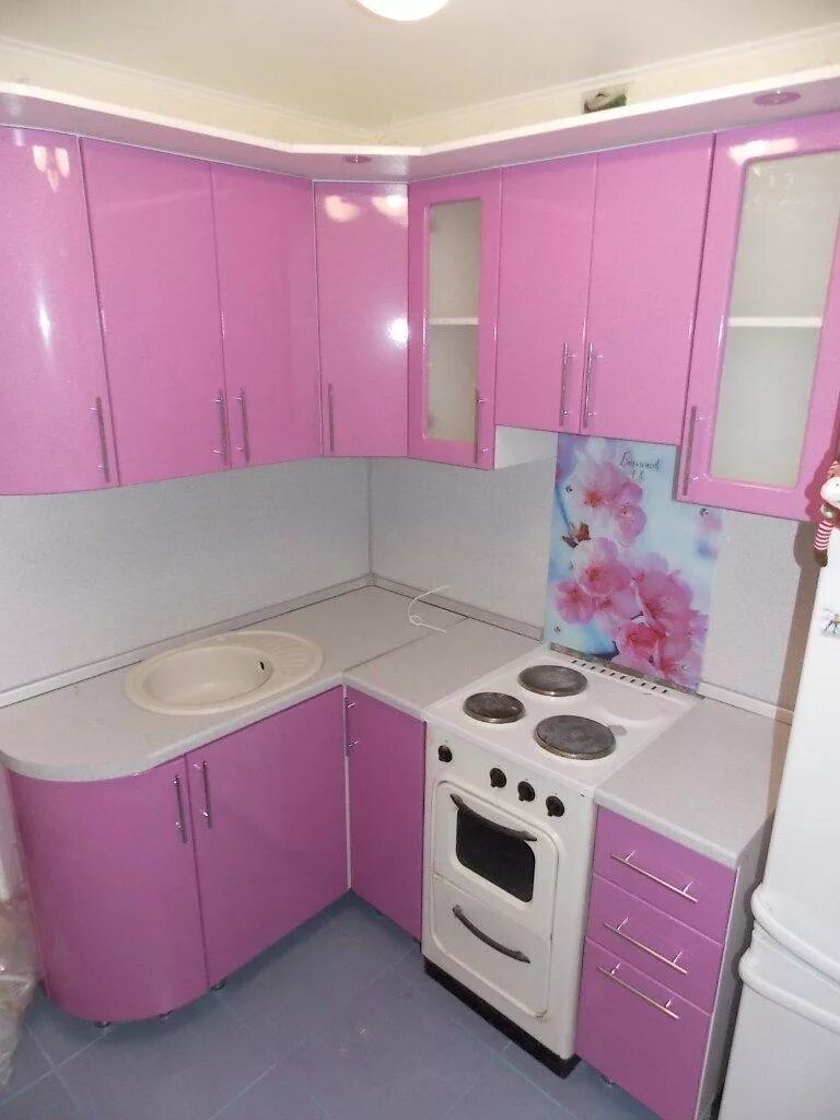 Купить угловую кухню б у. Угловые гарнитуры для маленькой кухни. Кухонный гарнитур для маленькой кухни угловой. Розовый кухонный гарнитур для маленькой кухни. Розовая кухня маленькая.