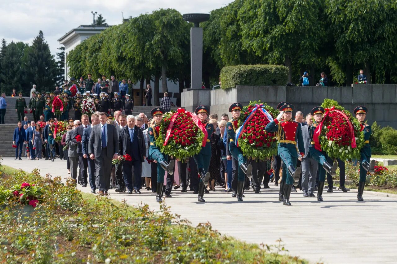 Возложение цветов на Пискаревском кладбище 22.06.2022. Возложение венков на Пискаревском кладбище 2022. Пискаревское кладбище возложение венков. Возложение венков на Пискаревском кладбище 2022 22 июня. Новости спб пискаревский