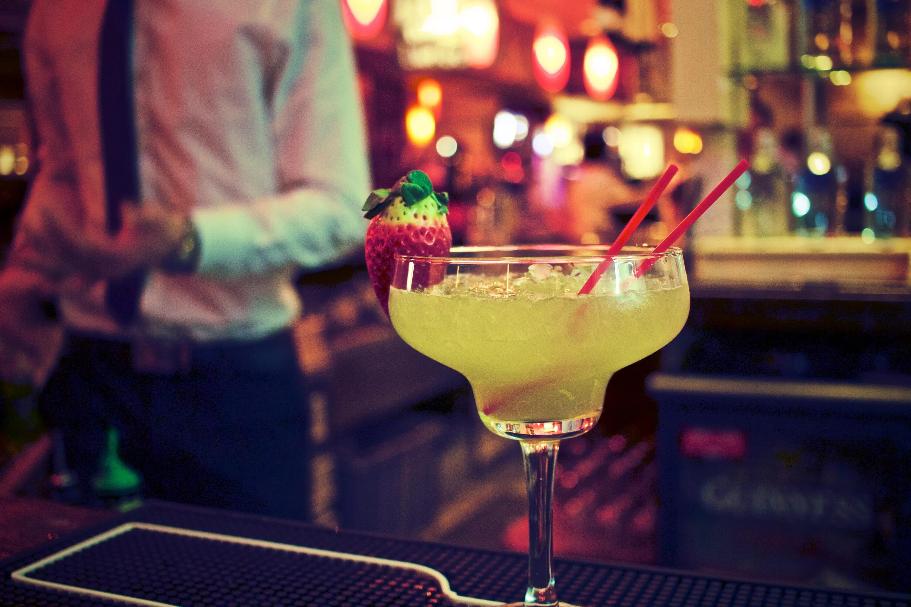 Коктейли в баре. Коктейль. классические коктейли. daiquiri коктейль.