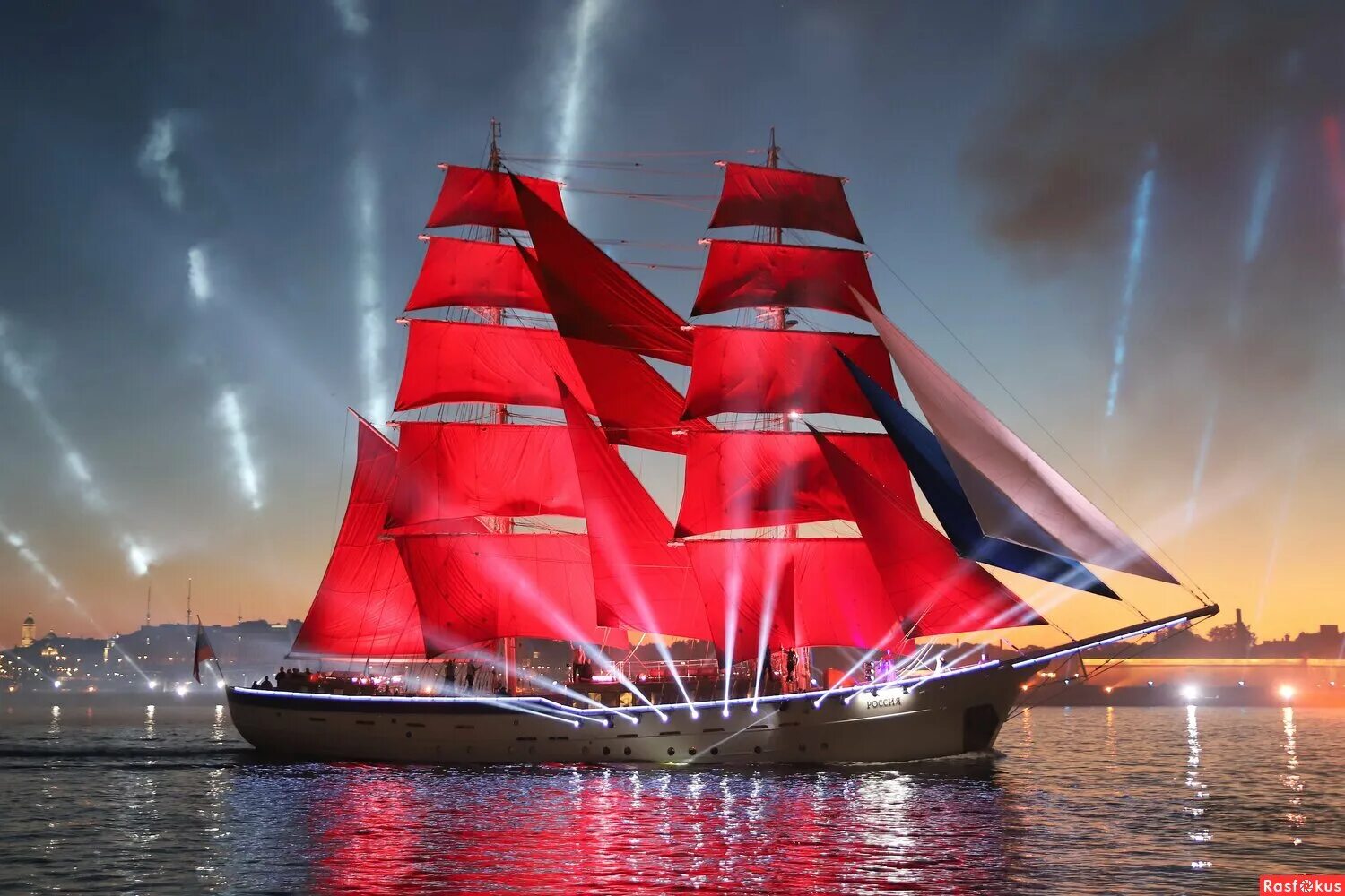 парусник херсонес с алыми парусами. петербург и парусник алые паруса. бриг алые паруса. двухмачтовый бриг россия. алые паруса 2023 в санкт-петербурге.